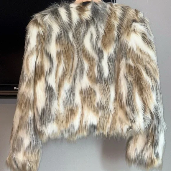 Elegant Cream and Tan Coat - Picture 3 of 11